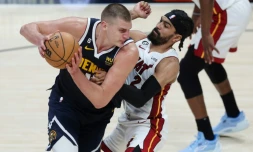 Nikola Jokic (Denver Nuggets) face à Gabe Vincent (Miami Heat) pendant le deuxième match de la finale de la NBA, le 4 juin 2023 à Denver