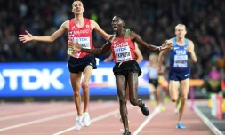 Le Kényan Conseslus Kipruto (c) franchit en vainqueur la ligne d'arrivée de la finale du 3000 m steeple aux Mondiaux, le 8 août 2017 à Londres