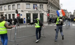Des "gilets jaunes" devant un bâtiment de la préfecture de police de Paris, le 5 janvier 2019