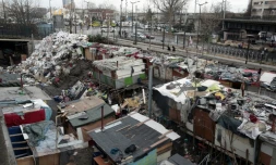 Vue générale du campement de Roms évacué par la police sur les rails désaffectés de la Petite ceinture, près de la Porte de la Chapelle, dans le nord de Paris, le 28 février 2017