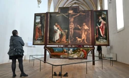 Le Retable d'Issenheim exposé au musée Unterlinden de Colmar, le 29 avril 2022, avec une copie d'un panneau de la Crucifixion (au centre, à droite) avant sa restauration