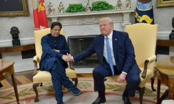 Le président américain Donald Trump s'entretient avec le Premier ministre pakistanais Imran Khan (G), le 22 juillet 2019 à Washington