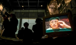 La journaliste russe assassinée en 2006 Anna Politkovaskaïa sur un écran lors d'une commémoration le 7 octobre 2021 au siÚge de son journal Novaïa Gazeta, à Moscou