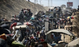 Des Palestiniens de la ville de Gaza se déplacent vers le sud de la bande de Gaza avec leurs affaires, sur la route côtière près du camp de réfugiés de Nousseirat dans le centre du territoire, pour fuir une opération militaire israélienne, le 19 septembre 2025 