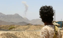 Un soldat fidèle au président président Abd Rabbo Mansour Hadi regarde la fumée s'élever sur les collines de Sirwah, dans la province de Marib, au cours d'affrontements avec les rebelles chiites, le 10 avril 2016