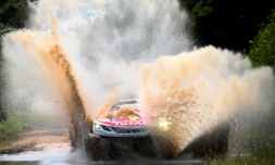 La Peugeot de Stéphane Peterhansel prise dans une flaque d'eau sur la route de la 2e étape du Dakar, vers Resistencia, le 2 janvier 2017