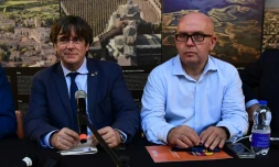 L'ex-président de Catalogne et eurodéputé Carles Puigdemont (G) et son avocat Gonzalo Boye avant une conférence de presse à Alghero (Sardaigne), le 25 septembre 2021