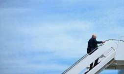 Le président américain Donald Trump monte à bord de l'avion présidentiel Air Force One, le 12 mai 2025 dans le Maryland aux Etats-Unis, pour une tournée de plusieurs jours au Moyen-Orient 