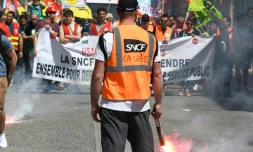 Un cheminot en grève dans une manifestation à Toulouse le 19 avril 2018