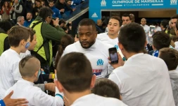 Le défenseur de Marseille Patrice Evra (c) avant le coup d'envoi du "clasico" contre le PSG au Vélodrome, le 26 février 2017