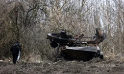 Un char russe détruit dans le village ukrainien de Lukianivka prÚs de Kiev le 30 mars 2022