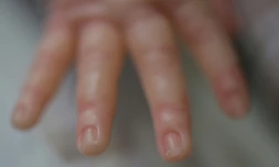 Les doigts d'un "bébé reborn" au magasin Maternité Alana Babys à Campinas, dans l'État de Sao Paulo, au Brésil, le 16 mai 2025