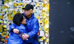 Cho Mi-eun (à gauche) et son mari Lee Jong-chul, dont le fils a péri dans la bousculade de Halloween, devant le mémorial installé sur le lieu de la tragédie dans le quartier d'Itaewon à Séoul, le 5 avril 2023