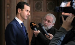 Le président syrien Bachar al-Assad (g) lors d'une interview accordée à des journalistes belges, le 7 février 2017 à Damas