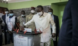 Le président guinéen sortant  Alpha Condé vote pour la présidentielle le 18 octobre 2020 à Conakry