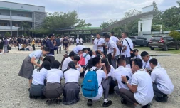 Photo remise par un établissement scolaire de  Davao de Oro sur l'île de Mindanao, dans le sud des Philippines, où les élèves se sont rassemblés dehors après un puissant séisme le 10 octobre 2025