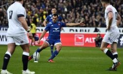 Lionel Beauxis botte une pénalité pour le XV de France contre l'Angleterre dans le tournoi des six nations, le 10 mars 2018 au Stade de France
