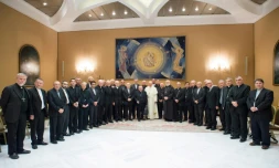 Le pape françois avec des évêques chiliens, reçus au Vatican le 17 mai 2018


