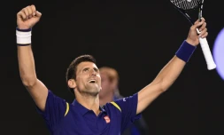 Le Serbe Novak Djokovic célèbre sa victoire contre le Britannique Andy Murray lors de la finale de l'Open d'Australie, à Melbourne, le 31 janvier 2016