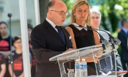 Bernard Cazeneuve et  Laurence Cornara, l'épouse d'Hervé Cornara, lors de l'hommage qui lui a été rendu le 26 juin 2016 à Fontaines-sur-Saône