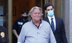 Steve Bannon, ex-conseiller de Donald Trump, Ă sa sortie du tribunal fĂ©dĂ©ral de Manhattan le 20 aout, oĂč il a Ă©tĂ© formellement inculpĂ© de fraude et blanchiment d'argent