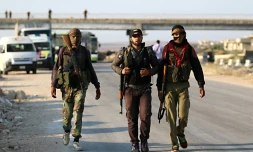 Des combattants rebelles syriens évacués de la province de Qouneitra, arrivent au passage de Morek, le 21 juillet 2018