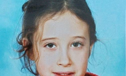Version recadrée d'une affiche prise lors d'un rassemblement représentant la jeune Estelle Mouzin, ùgée de 9 ans, qui a disparu le 09 janvier 2003 à Guermantes, en rentrant de l'école