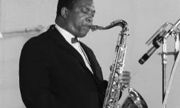 Photo non datée du saxophoniste ténor américain John Coltrane en concert à Paris