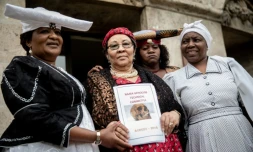 Esther Utjiua Muinjangue (à gauche), présidente de la Fondation Ova Herero Genocide, pose le 27 août 2018 devant le ministère de la Justice à Berlin, avant la restitution le 29 août d'ossements de victimes du génocide en Namibie
