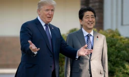 Photo d'archives de la rencontre le 5 novembre 2017 entre le président américain Donald Trump et le Premier ministre japonais Shinzo Abe prÚs de Tokyo