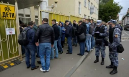Des électeurs font la queue devant un bureau de vote le 17 septembre 2021 à Moscou