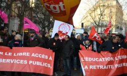 Manifestation contre la hausse du coût de la vie avec le secrétaire général de la CGT, Philippe Martinez (c), le 14 décembre 2018 à Paris