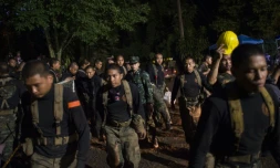 Des soldats thaïlandais près de la grotte de Tham Luang où sont piégés 12 enfants et leur entraîneur de football, dans le district de Mae Sai, le 6 juillet 2018 en Thaïlande