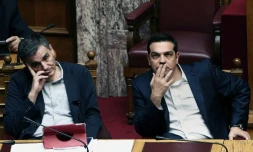 Le Premier ministre grec Alexis Tsipras (Ă  droite) et le ministre des finances Euclid Tsakalotos au Parlement Ă  AthĂšnes le 22 mai 2016