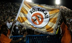 Des employés de la ville de Rio déploient un drapeau portant l'inscription "Zika, dehors !!", le 9 février 2016 à Rio de Janeiro