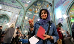 Une électrice iranienne dans un bureau de vote de Téhéran, la capitale de l'Iran, le 26 février 2016