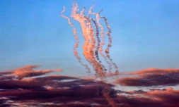 Des panaches de fumée de roquettes tirées vers Israël photographiées depuis le sud de la bande de Gaza le 29 janvier 2024, au cours des combats entre Israël et le groupe militant palestinien Hamas.