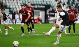L'attaquant portugais de la Juventus, Cristiano Ronaldo, rate son penalty contre l'AC Milan, en demi-finale retour de la Coupe d'Italie, Ă Turin, le 12 juin 2020