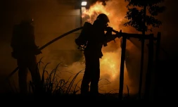 Des pompiers luttent contre un incendie devant un camping à Villeneuve-lÚs-Béziers, le 9 juillet 2026 dans l'Hérault