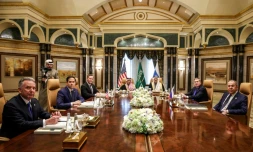 (De gauche à droite) Steve Witkoff,  envoyé spécial des Etats-Unis pour le Moyen-Orient, le secrétaire d'Etat Marco Rubio, le conseiller à la Sécurité nationale du président américain Mike Waltz, le ministre des Affaires étrangères d'Arabie saoudite, le prince Fayçal ben Farhane al-Saud, le conseiller à la sécurité nationale saoudienne, le conseiller du président russe en matière de politique étrangère, Iouri Ouchakov, et le ministre russe des Affaires étrangères, Sergeï Lavrov, assistent à une réunion au palais de Diriyah à Ryad, le 18 février 2025
 
