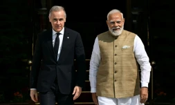 Le Premier ministre canadien Mark Carney (gauche) marche avec le Premier ministre indien Narendra Modi (droite) avant leur rencontre à New Delhi, Inde, le 2 mars 2026