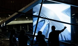 Des gens regardent à New York le 10 septembre 2016 une photo des tours jumelles du World Trade Center détruites le 11 septembre 2001