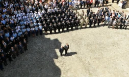 Bernard Cazeneuve et François Hollande lors de la minute de silence dans la cour de l'HÎtel de Beauvau le 18 juillet 2016 à Paris