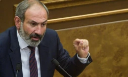 L'opposant arménien Nikol Pachinian devant le Parlement à Erevan, le 1er mai 2018