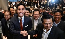Pita Limjaroenrat (2e G) et le chef du Parti Puea Thai Chonlanan Srikaew (D) Ă Bangkok le 17 juillet 2023