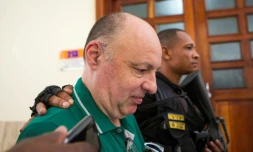 L'expert français en sûreté aéronautique Christophe Naudin, escorté dans un tribunal de Saint-Domingue, le 27 septembre 2016