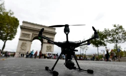 Un drone sur les Champs-Elysées, le 4 septembre 2016 à Paris