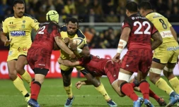 L'ailier fidjien de Clermont Alivereti Raka plaqué lors du match de Top 14 contre Lyon, le 25 novembre 2018 au stade Michelin