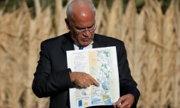 Saëb Erakat, secrétaire général de l'Organisation de libération de la Palestine, sur place avec les journalistes, montre les terres qu'Israël est en passe d'annexer dans la vallée du Jourdain en Cisjordanie occupée, le 20 janviert 2016