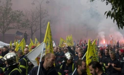 Des milliers de pompiers professionnels défilent à Paris pour dénoncer le manque d'effectifs et de reconnaissance de leur profession, le 15 octobre 2019